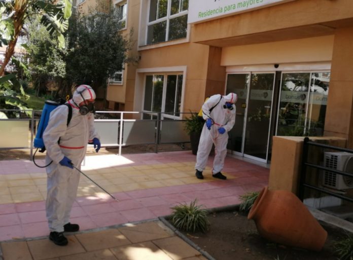 Técnicos desinfectando en Marbella