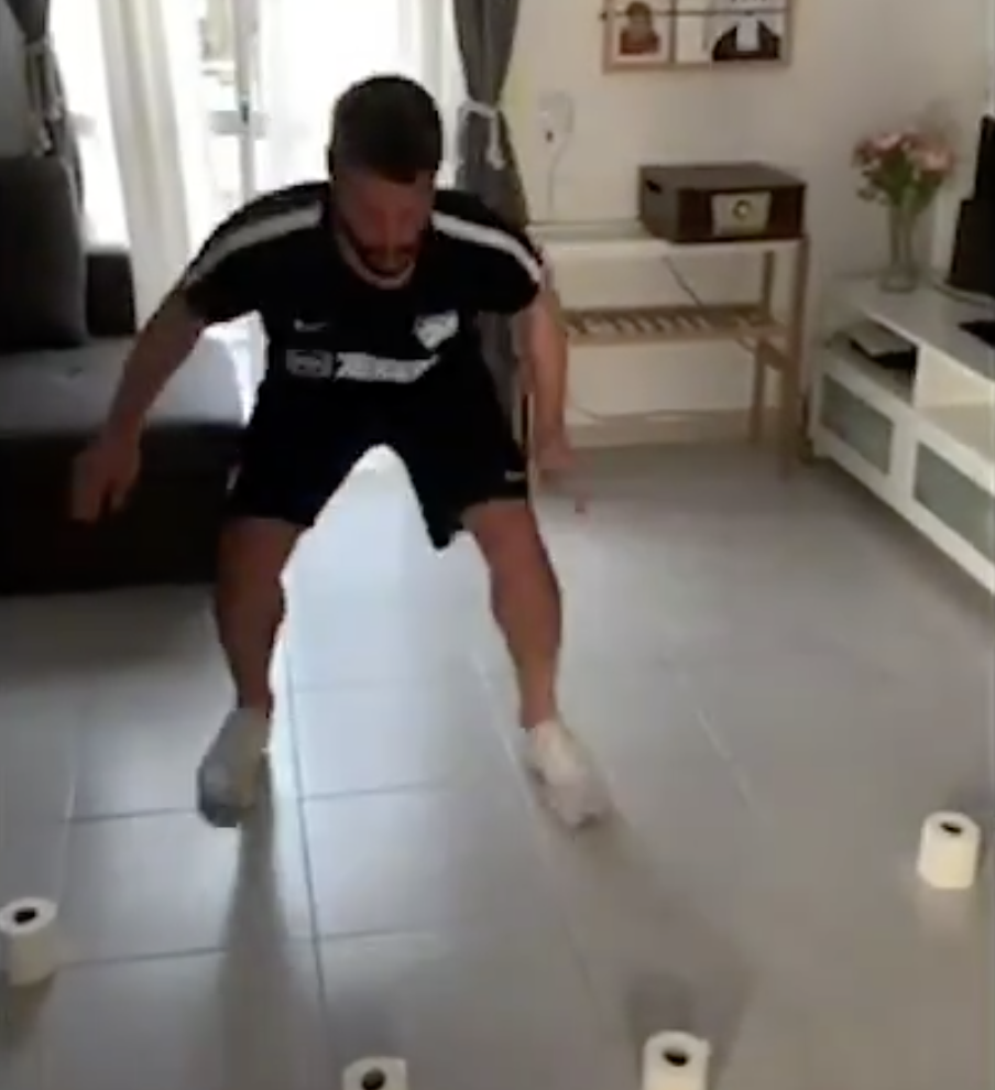 El entrenador de porteros explica ejercicios desde casa