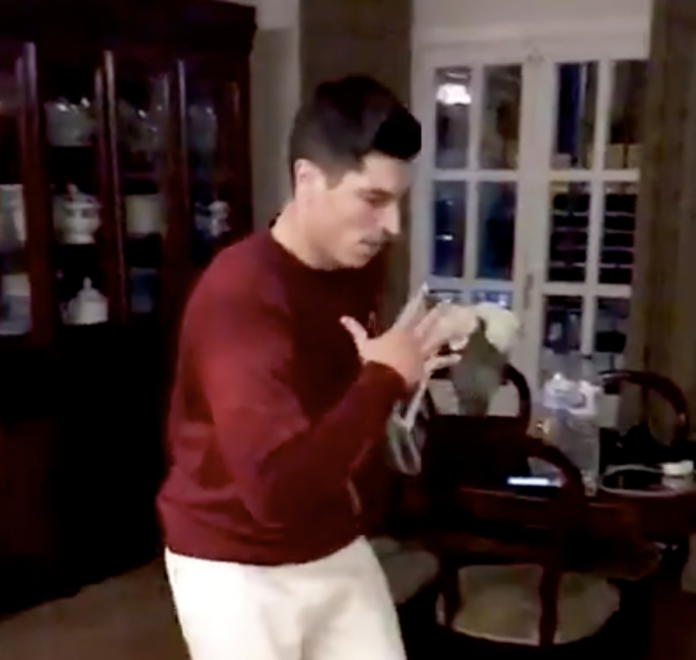 Diego González baila y entrena en casa