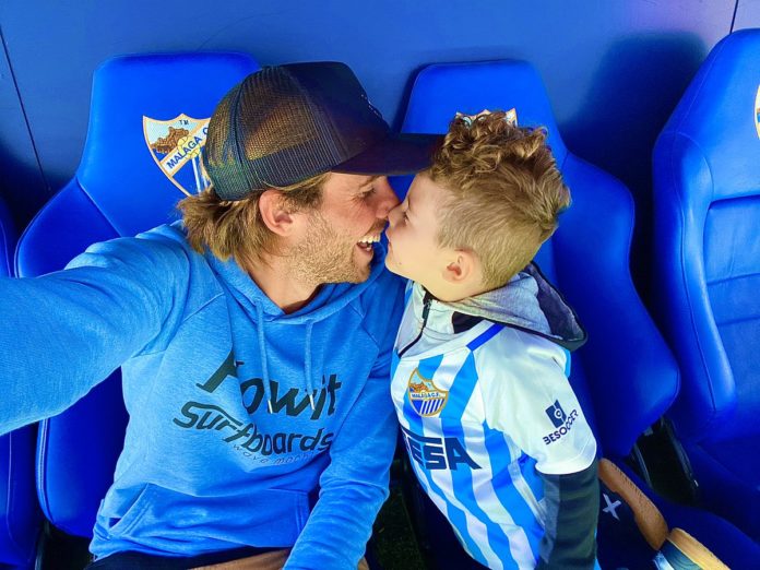 Aarón Ñíguez con su hijo en La Rosaleda