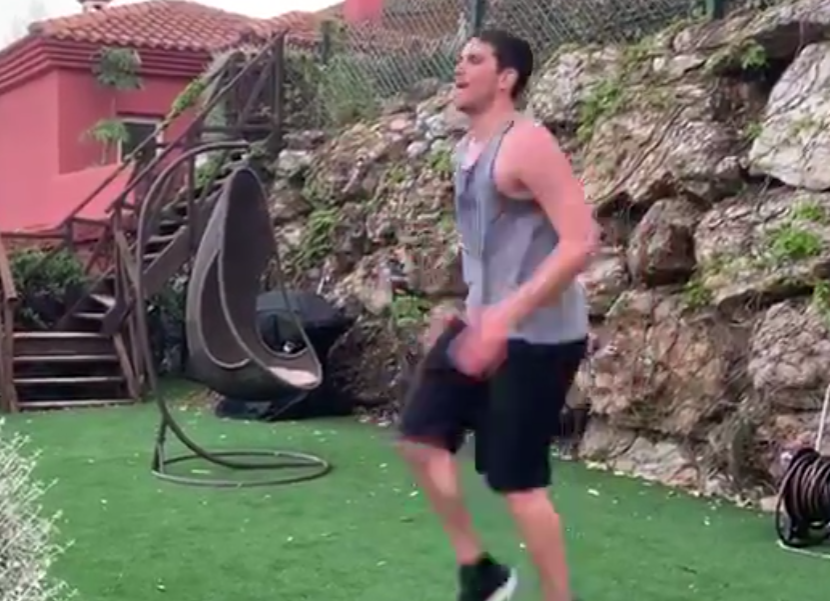 Carlos Suárez entrenando