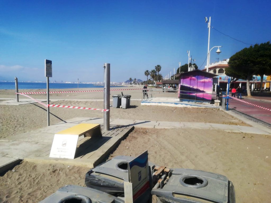 Playa de Málaga balizada