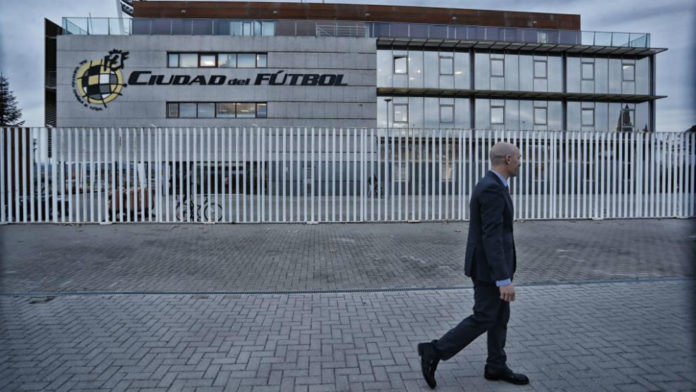 Rubiales delante de la sede de la RFEF en Las Rozas