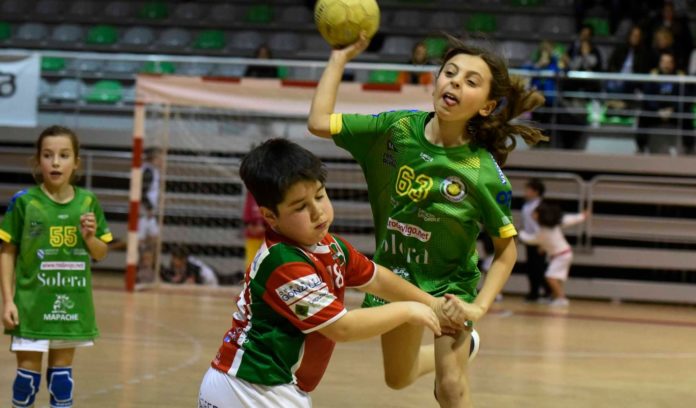 El balonmano de cantera también pende de un hilo