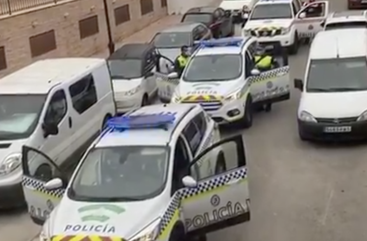 La policía de Torrox puso el himno malaguista