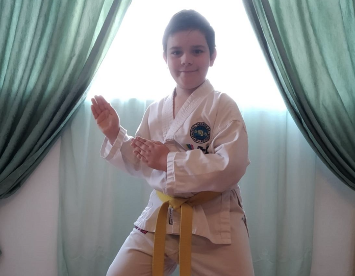 Pepe, de 8 años, práctica artes marciales que le ayudan a convivir con el autismo