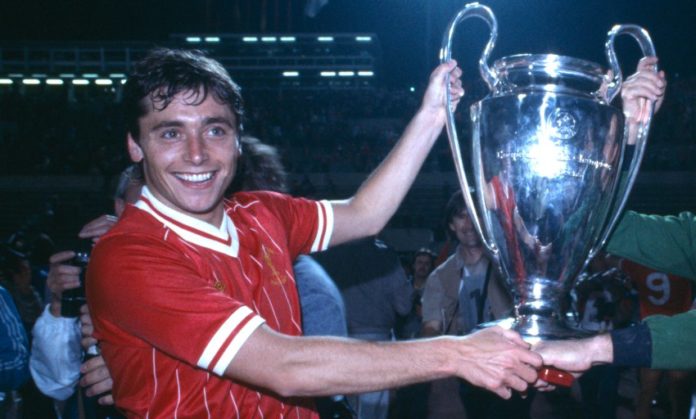 Michael Robinson levanta una Copa de Europa en los 80