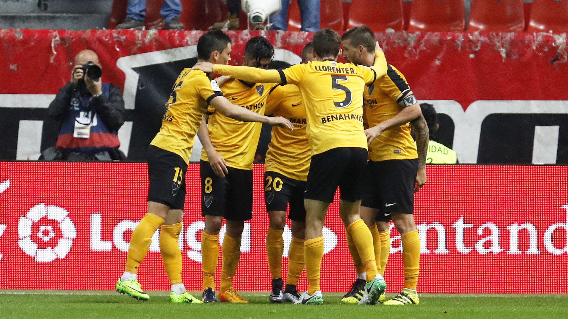 El Málaga venció en El Molinón con Míchel