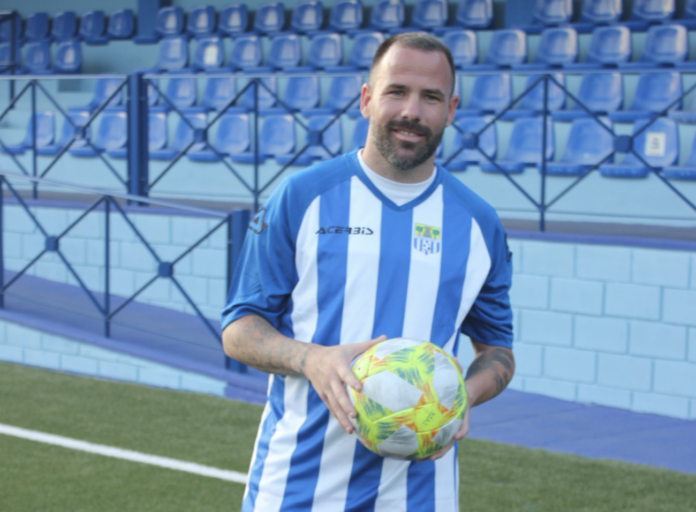 Apoño posa con la camiseta del Alhaurín de la Torre