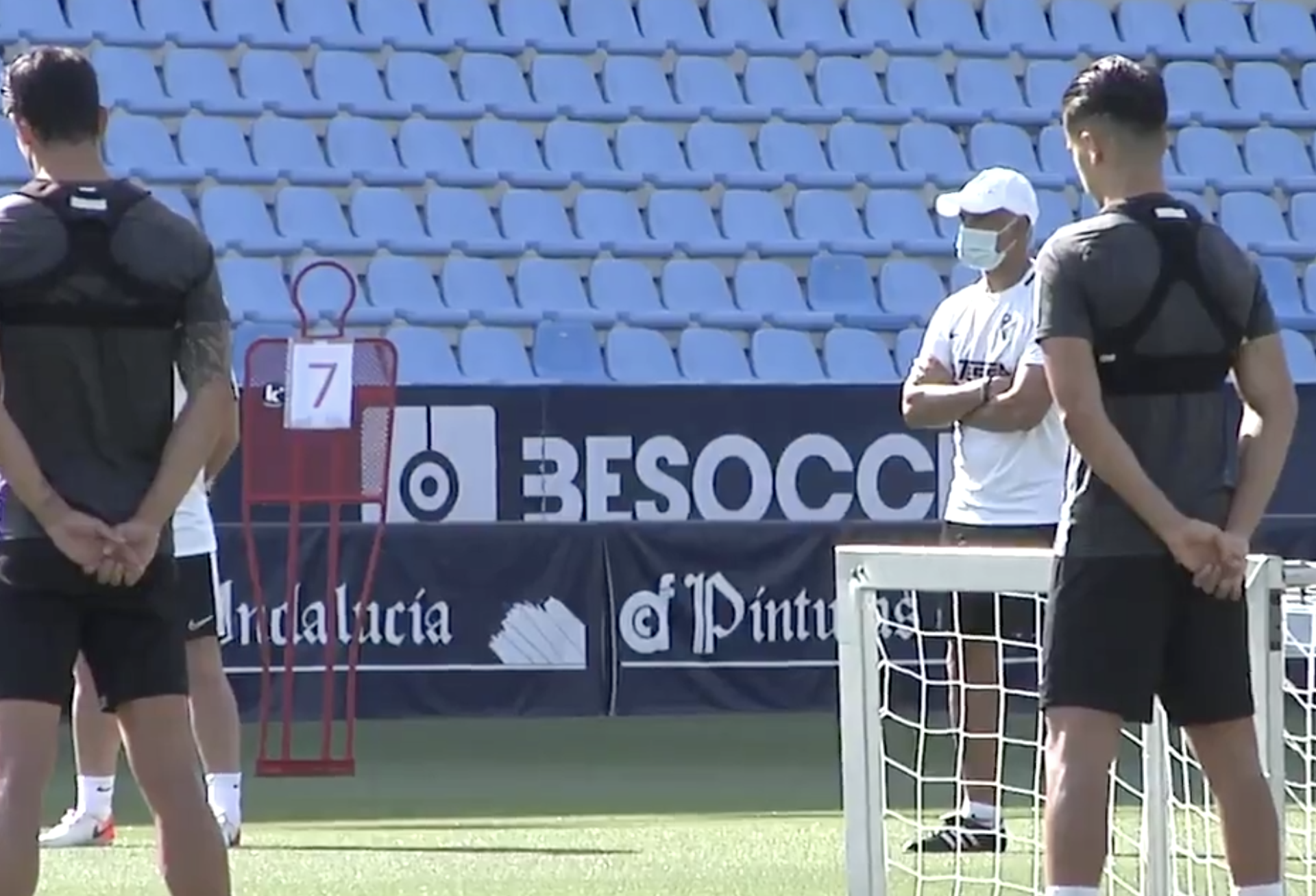 El entrenamiento guardó homenaje a las víctimas del Covid
