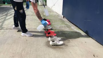 Antes de empezar, las botas a desinfectar