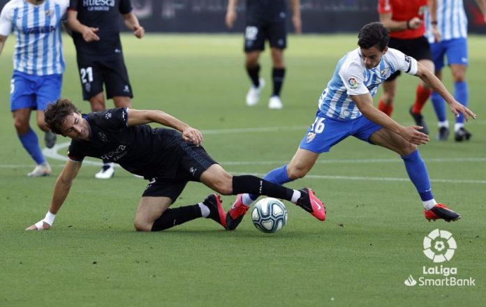 Juanpi pugna por un balón dividido