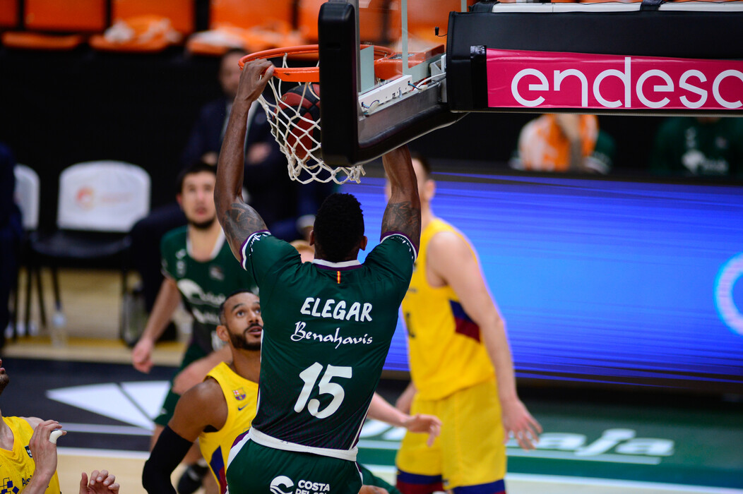 Elegar alley-oop Unicaja Barcelona Tomic