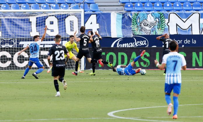 Tete es objeto de penalti en el Málaga Huesca