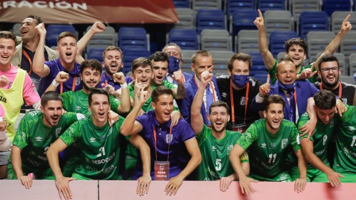 El Uma Antequera celebra el ascenso tras la odisea para volver