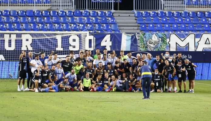 El equipo celebra la permanencia en el césped