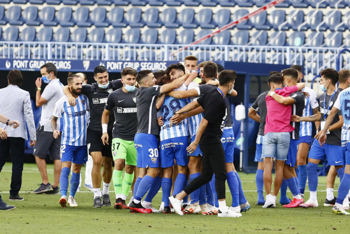 Los jugadores del Málaga celebran que la permanencia está a 4 puntos