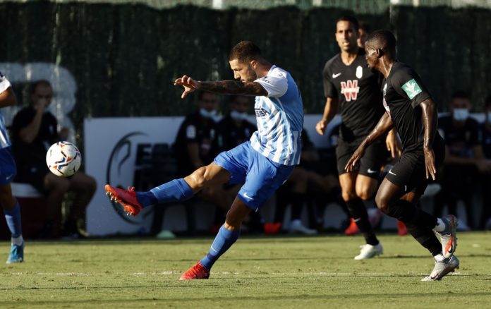 Tete Morente golpea un balón ante el Granada