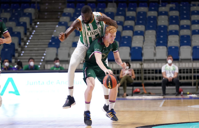 Alberto Díaz lucha por un balón en el Unicaja-Betis