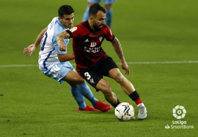 Jairo pelea un balón en el partido