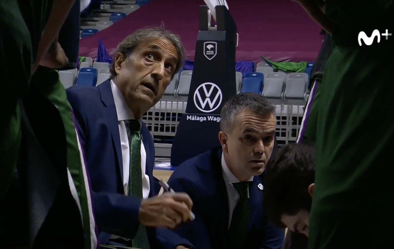 Casimiro dando la charla a los suyos