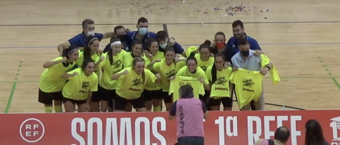 Celebración del ascenso por parte de las chicas del Atlético Torcal