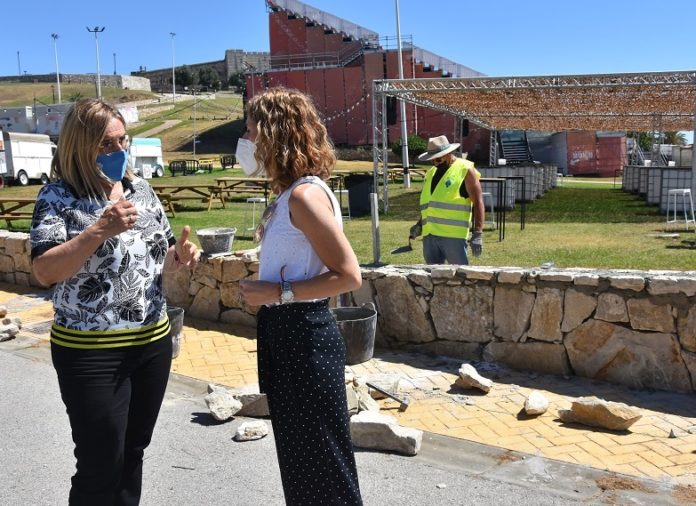 Mula y Díaz visitan las obras de vallado del entorno del castillo