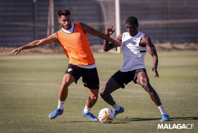 Luis Muñoz en una pugna con Moussa Diarra