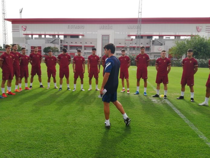 En la imagen Paco Gallardo, técnico del Sevilla Atlético y parte de la plantilla