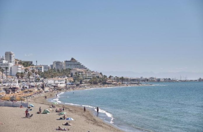 Benalmádena cerrará sus playas en horario de 23.00 a 07.00 desde este jueves