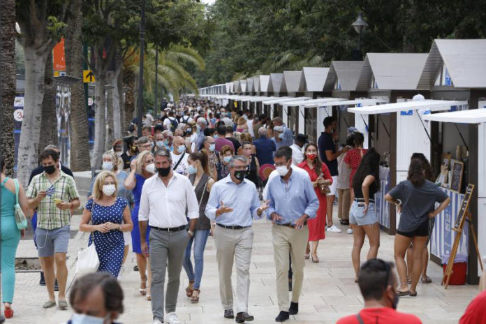 La elaboración de una porra antequerana gigante protagoniza el primer día del Gran Mercado Sabor a Málaga