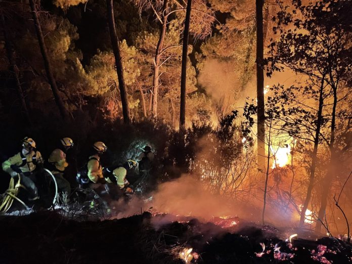 El viento, humedad relativa y calor dificultan labores de extinción del incendio en Sierra Bermeja