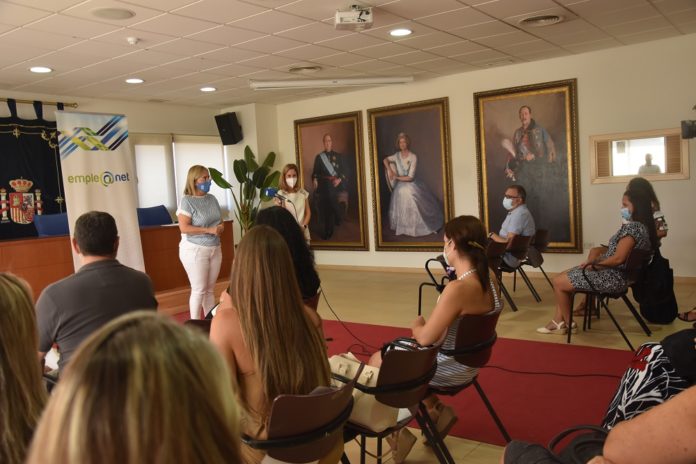 La alcaldesa se dirige a los alumnos durante la entrega de diplomas de los cursos Emple@net