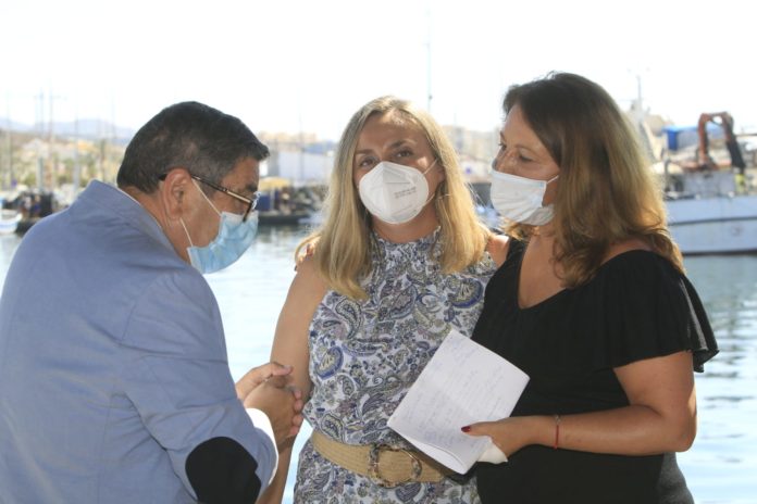 Carmen Crespo y Marifrán Carazo anuncian una nueva lonja para el puerto de Caleta de Vélez