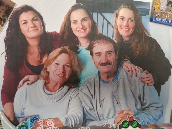 Juan Carretero junto con su esposa Rosario, y sus tres hijas, Desireé, Virginia y Rosa Mari