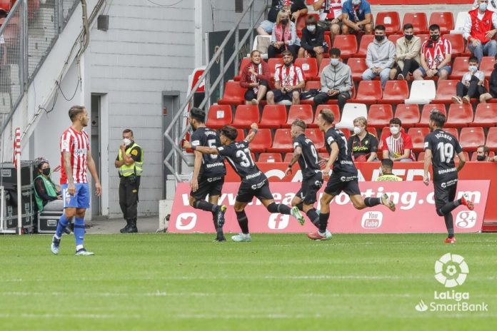 Juande Rivas celebra el gol en el Molinón