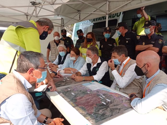 Bendodo visita el puesto de mando del incendio de Sierra Bermeja