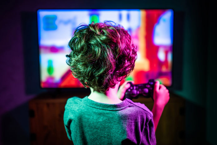 Los pediatras alertan de que los jóvenes pasan al día más de cinco horas frente a pantallas