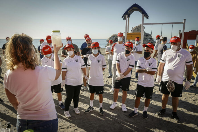 40 voluntarios limpian la playa del Peñón del Cuervo