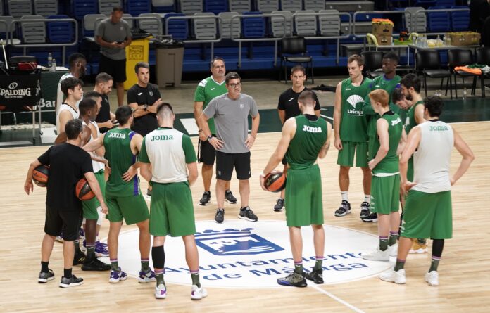 Fotis Katsikaris arenga a sus jugadores en el Carpena