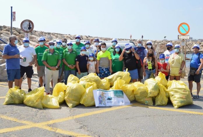 Los participantes en la tercera jornada de limpieza del espigón de Poniente retiraron 500 kilos de residuos