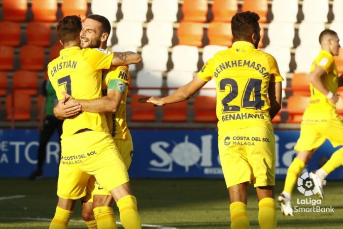 David Lombán abraza a Cristian Rodríguez tras anotar el gol en el Anxo Carro