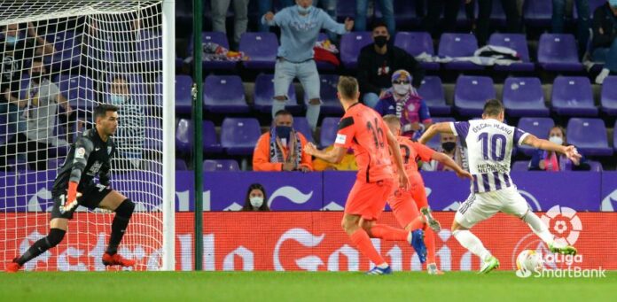 Dani Martín trata de evitar, sin éxito, el gol de Óscar Plano