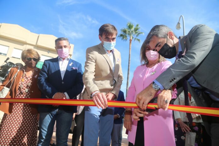 Víctor Navas inaugura la nueva sede de la AECC en Benalmádena