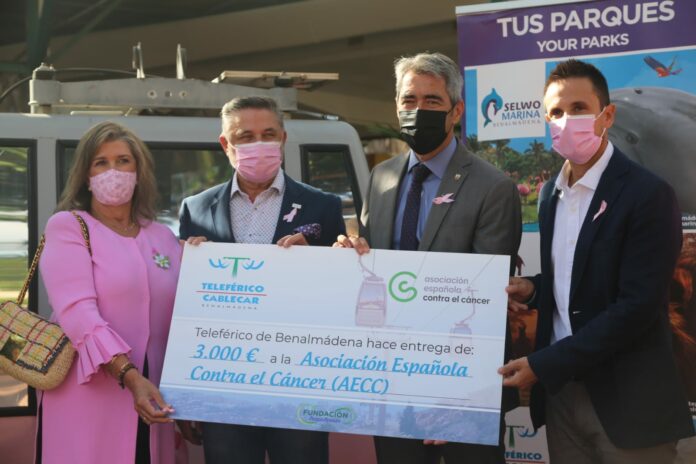 Teleférico Benalmádena celebra una jornada contra el cáncer de mama, facilitando al público el acceso gratuito