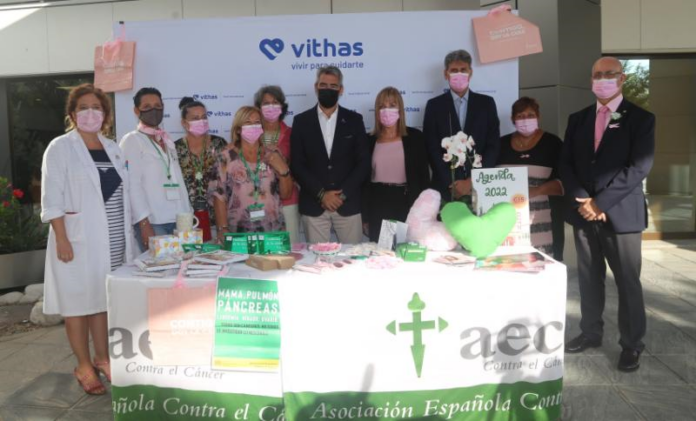 Víctor Navas participa en la mesa informativa montada por la AECC en Vithas Xanit con motivo del día Mundial contra el cáncer de mama