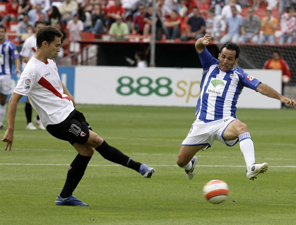 Calleja intenta cortar una acción de Lolo, jugador del Sevilla Atlético | Diario de Sevilla