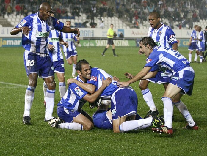 Salva Ballesta celebra el gol con toda la plantilla del Málaga CF | Carlos Guerrero