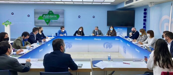 Bendodo critica la “patada” del Gobierno a Málaga al eliminar uno de cada tres trenes de Cercanías