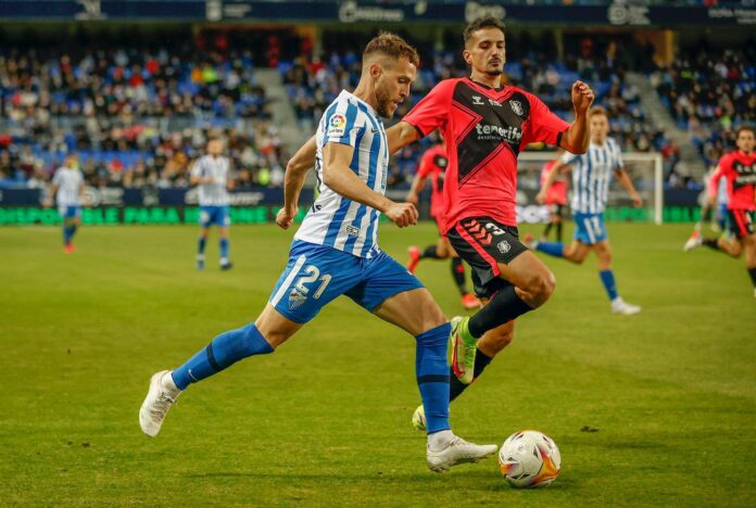 Iván Calero en una acción ofensiva en La Rosaleda | LaLiga